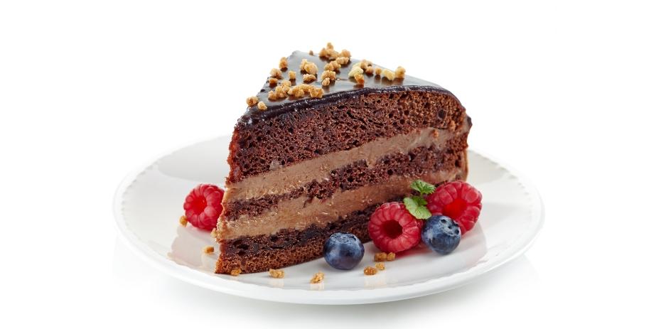 Kawałek czekoladowego tortu na talerzu